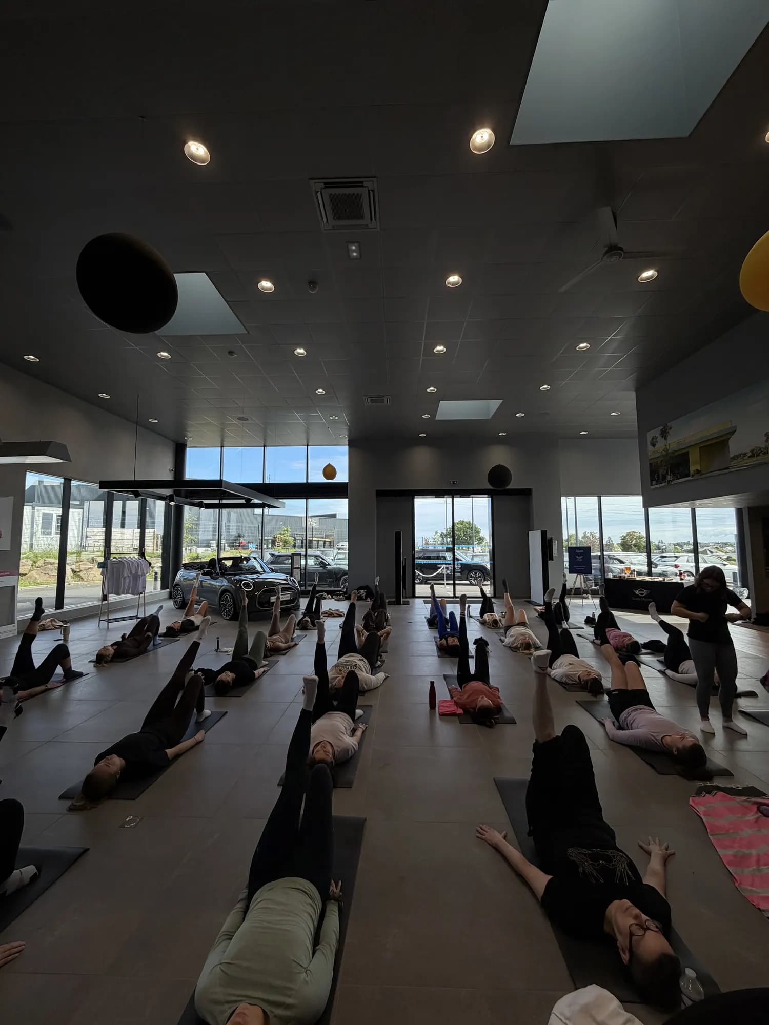 Séance de pilates dans une grande salle vitrée