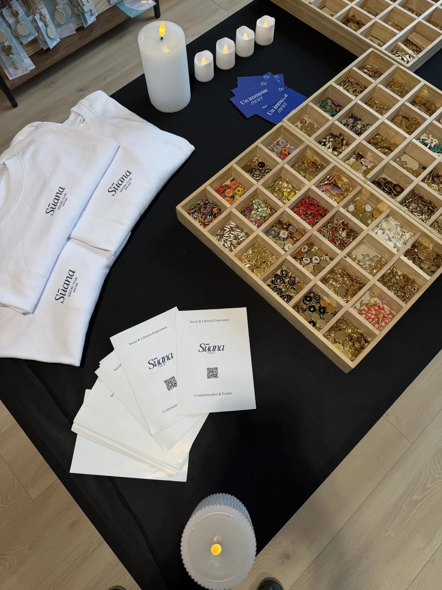Tee-shirts Sūana et plateaux de l'atelier bijoux
