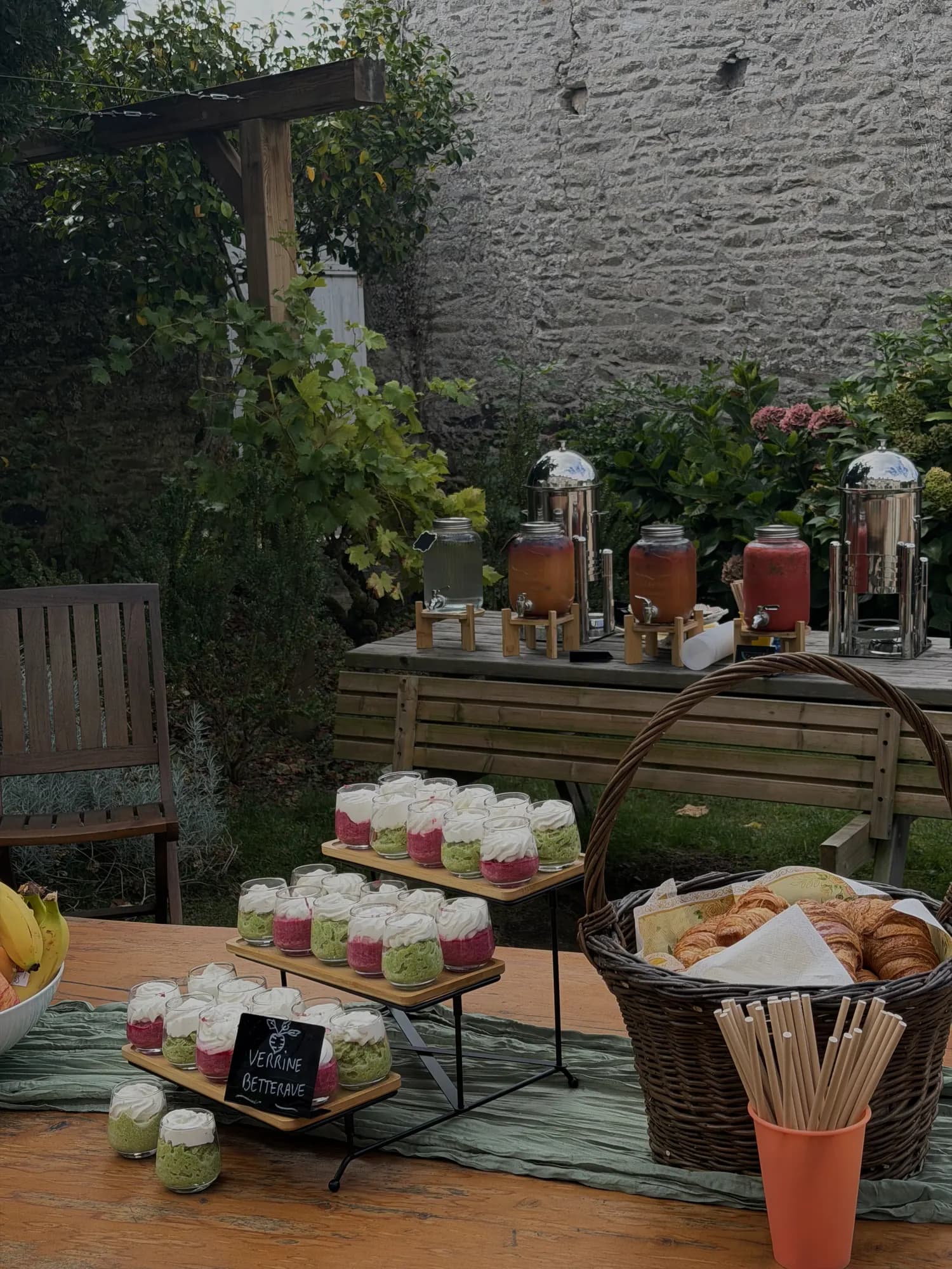 Buffet dressé dans le jardin du manoir
