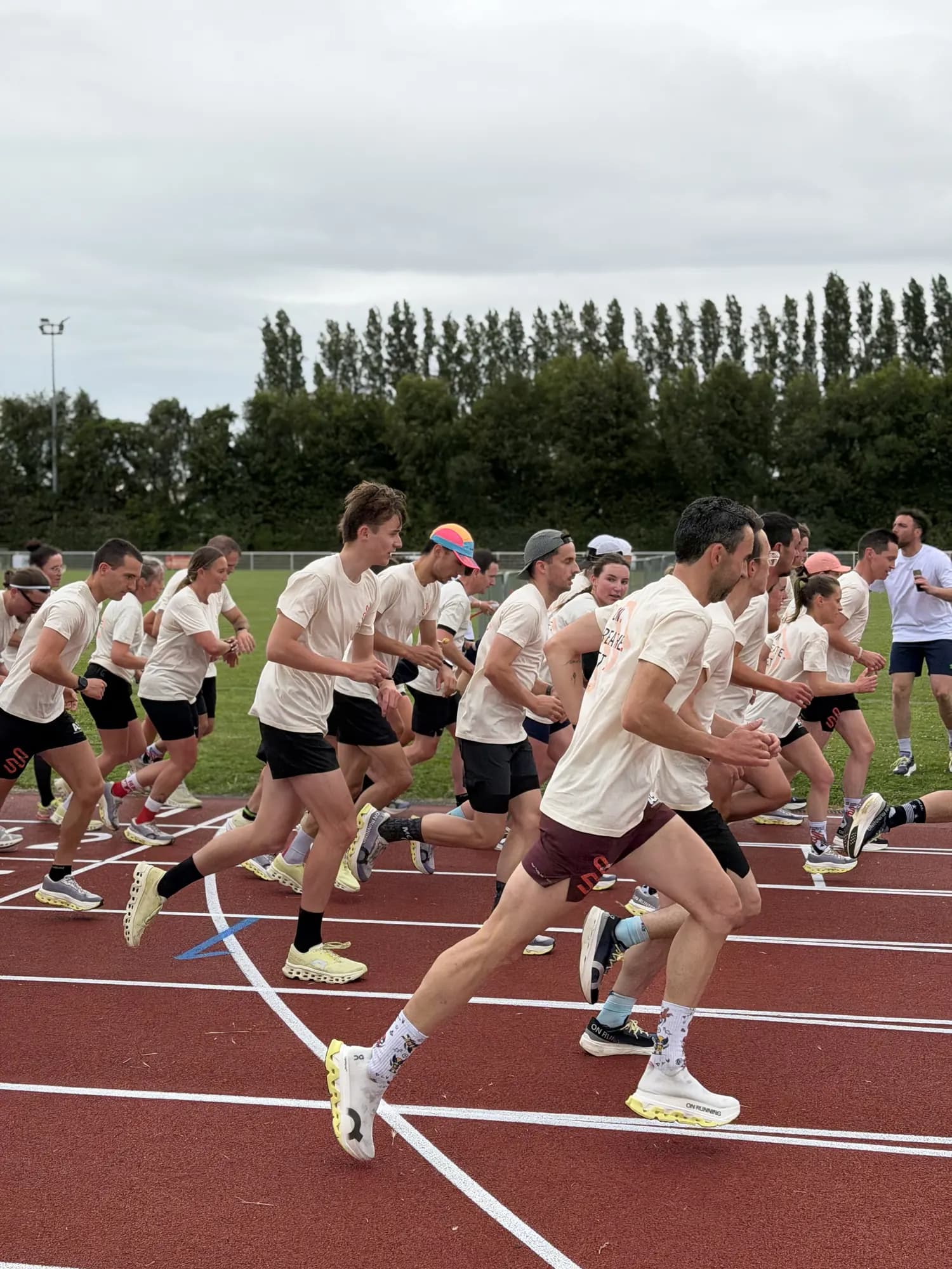 Groupe à l'entraînement sur une piste d'athlétisme