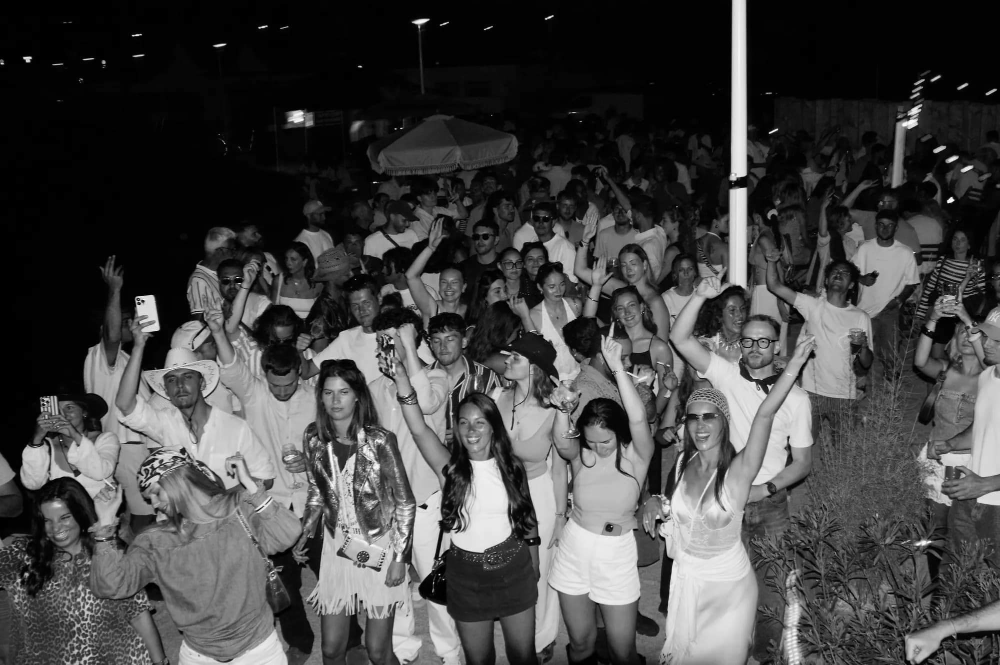 Foule en fête lors d'une soirée Sūana Days