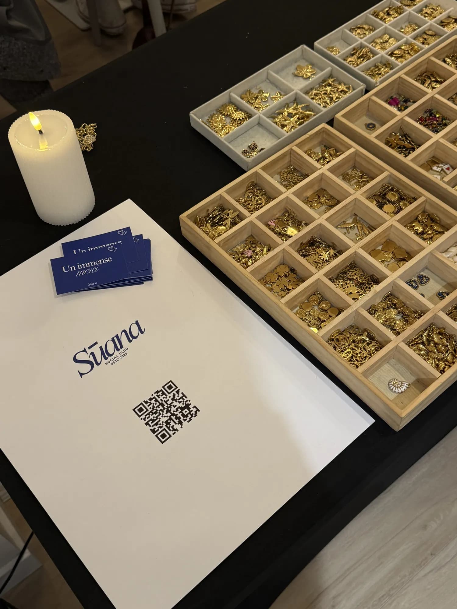 Plateaux de breloques dorées pour un atelier bijoux Sūana