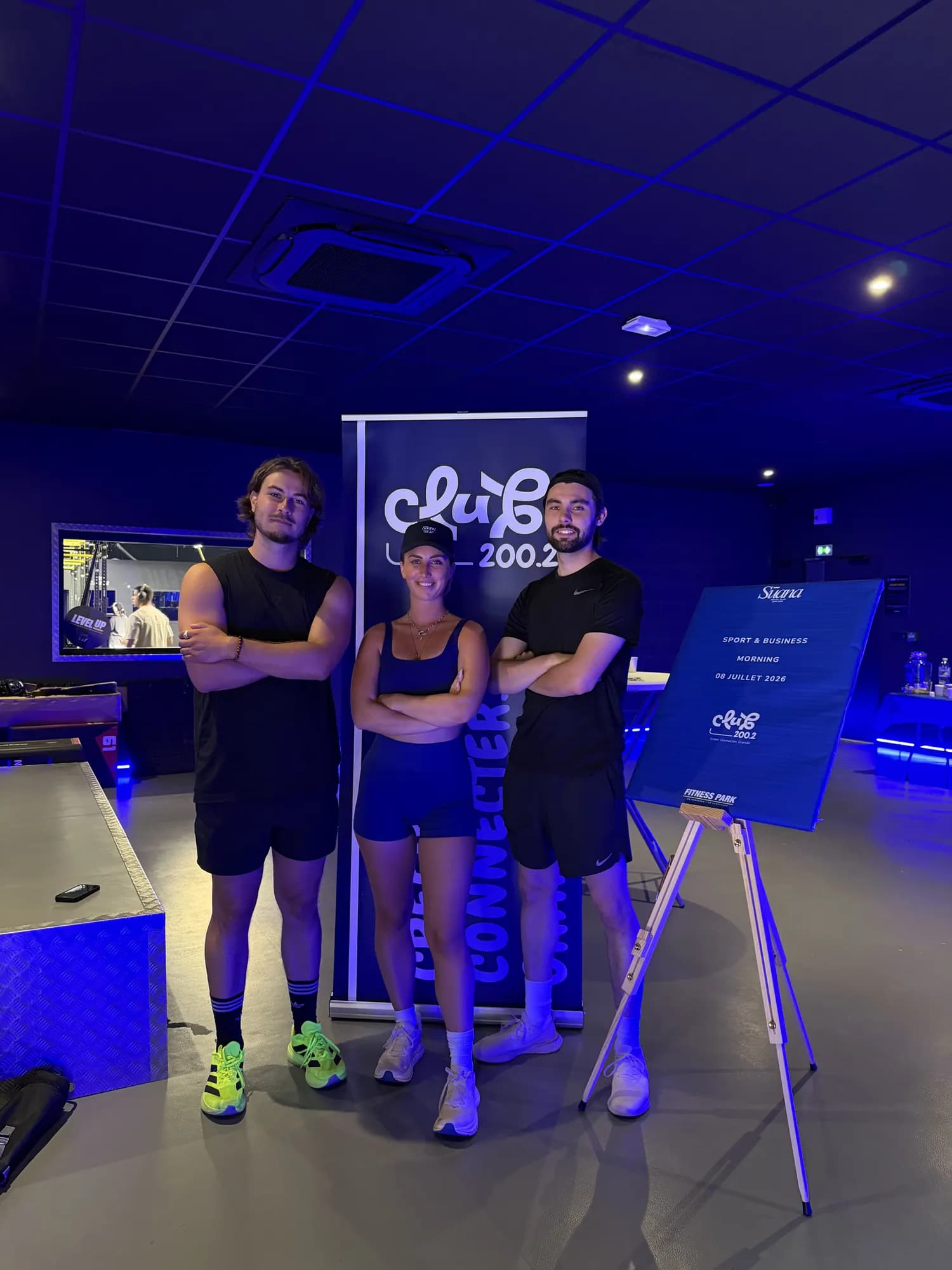 Membres du Club 200.2 réunis devant le kakémono du club