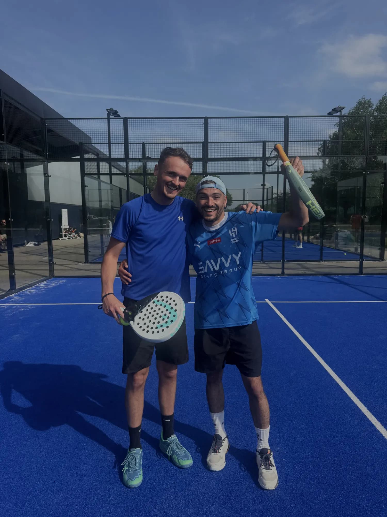 Joueurs sur un terrain de padel bleu