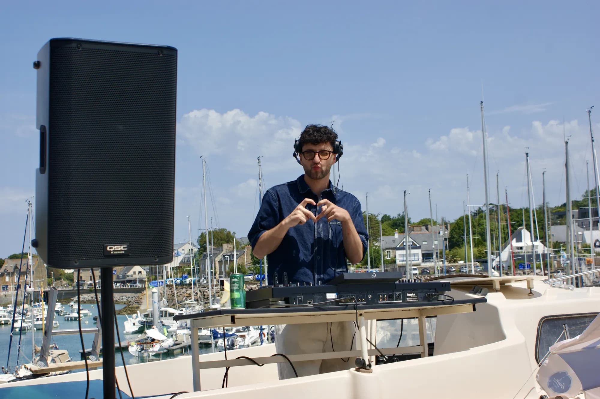 DJ set face au port