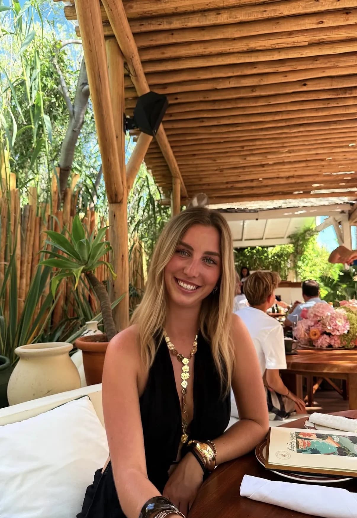 Portrait de Cathy Robin, fondatrice de Sūana, souriante en terrasse