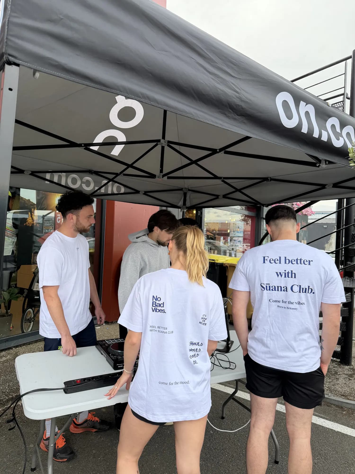Deux participants portant le tee-shirt Feel better with Sūana Club, imprimé au dos